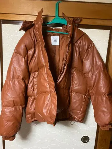 jouetie 브라운 가죽 후드 부착 다운 자켓