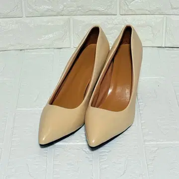 새상품급 스틸레토 펌프스 베이지 37 미들 힐 23.5cm