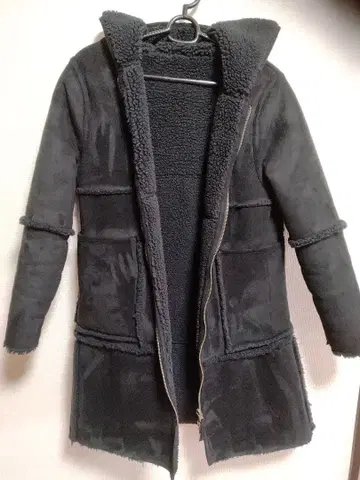 AZUL 후드 부착 블랙 무스탕 코트