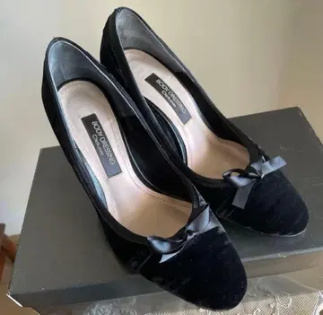 Body Dressing Deluxe 블랙 펌프스 벨로아 소재