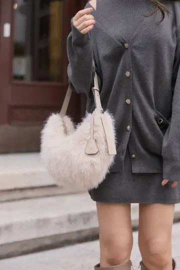 새상품 Herlipto Faux Fur Shoulder Bag ecru