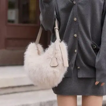 새상품 Herlipto Faux Fur Shoulder Bag ecru