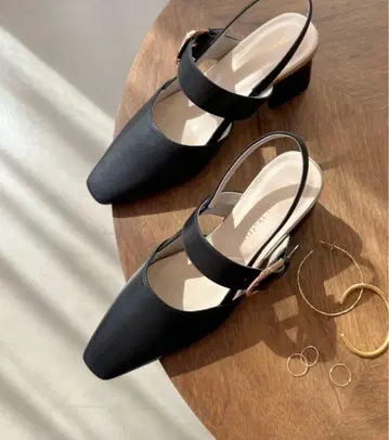 ORiental TRaffic 변형 힐 백 스트랩 펌프스 블랙