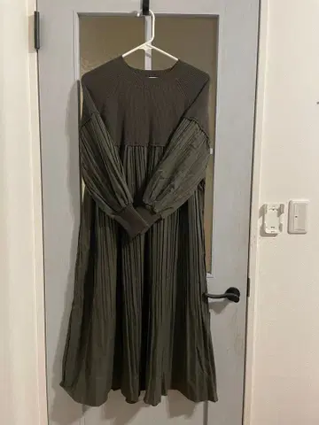 OTO.HA 올리브색 긴팔 플리츠 원피스