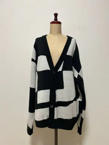 AZUL 오버 사이즈 블랙 화이트 체크 가디건