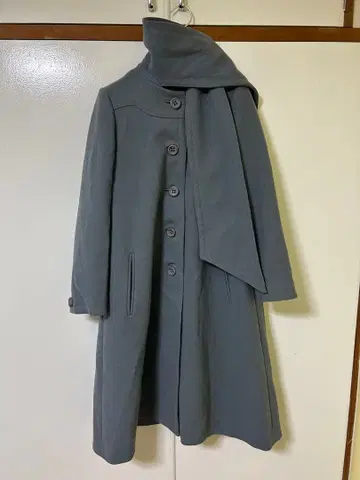 그레이 롱 코트 버튼 포함 스카프 포함