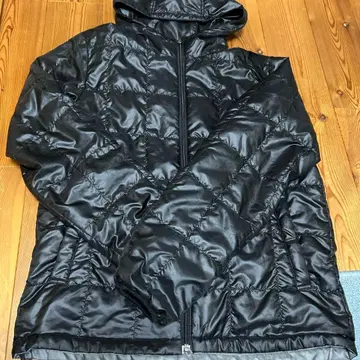 블랙 후드 부착 다운 자켓