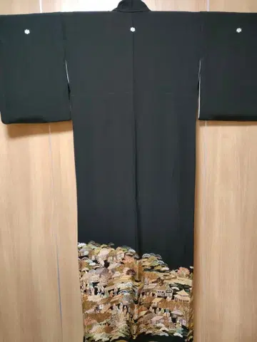 블랙 기모노 풍경 자수 금실 사용