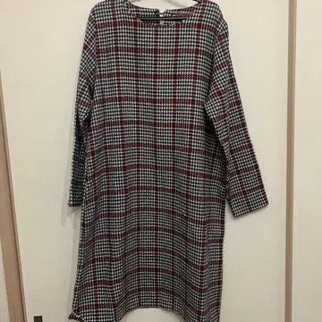 체크 무늬 긴팔 무릎 기장 원피스