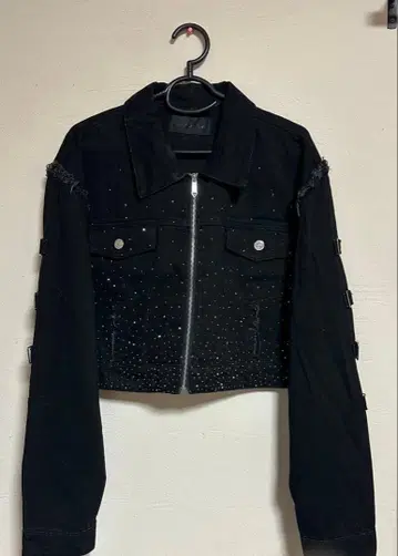 Argue Culture 크롭 데님 자켓 큐빅 리벳