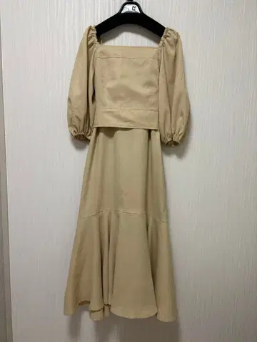 마제스틱 레곤 베이지 퍼프 슬리브 롱 원피스 2세트