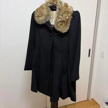 퍼 카라 부착 블랙 롱 코트