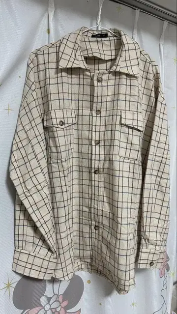 체크 무늬 긴팔 셔츠 베이지 계열