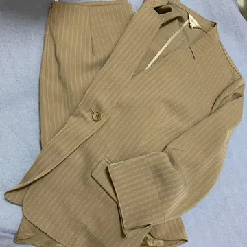 베이지 스트라이프 자켓 스커트 셋업