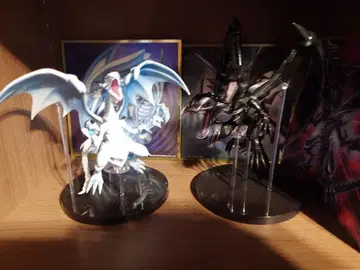 유희왕 피규어 2체 세트 블루아이즈 레드아이즈 제일복권 색지