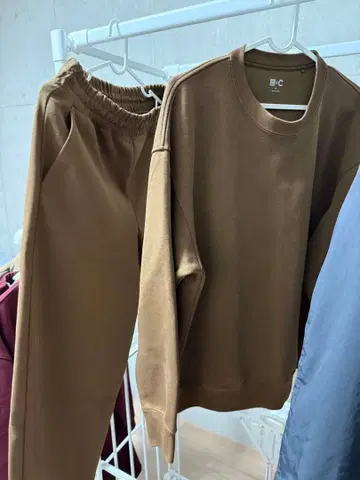 유니클로 C 맨투맨과 스웨트 팬츠 세트