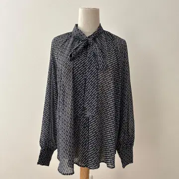 현행 모델 잉게보그 로고pt. 리본 타이 블라우스 블랙 새상품급