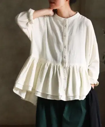 soulberry 밑단에서 흘러나오는 프릴 블라우스