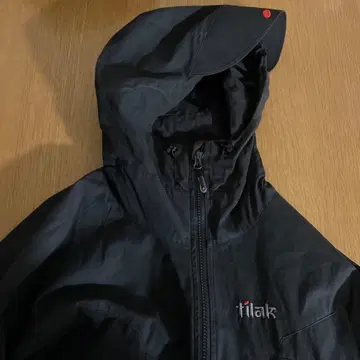 틸락 벤타일 마운틴 후드티 틸락