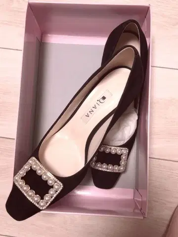DIANA 블랙 펄 장식 하이힐