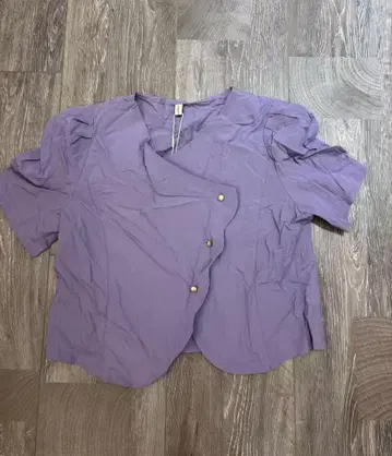 퍼플 반팔 블라우스 버튼 포함