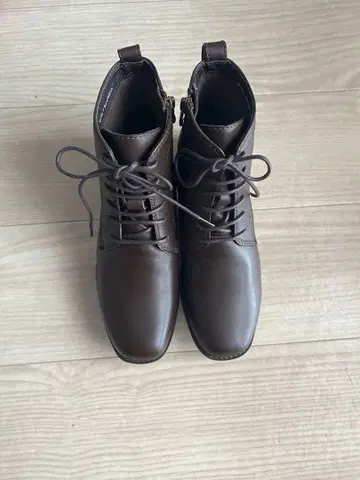 SOJI 브라운 레이스업 부츠