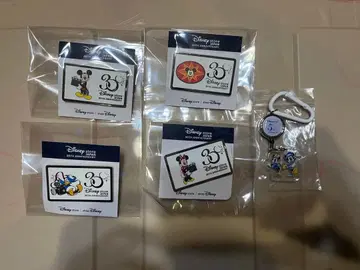 Disney store 30주년 기념 핀 배지 세트