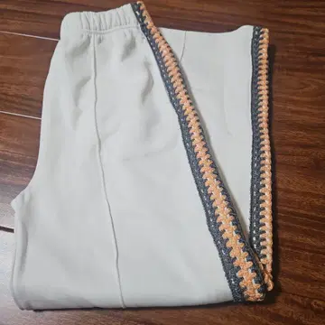 MOUSSY 화이트 팬츠 사이드 뜨개질 디자인