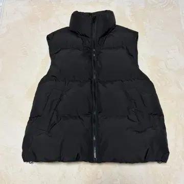 극미품 GU 히트 패디드 오버사이즈 베스트 드로 코드 경량 충전솜 S