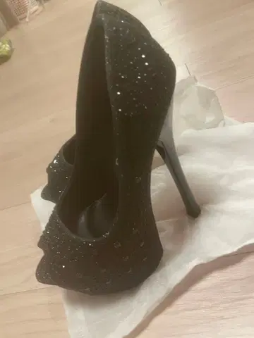 비쥬 장식 블랙 오픈토 하이힐