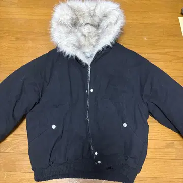 퍼 달린 블랙 다운 자켓