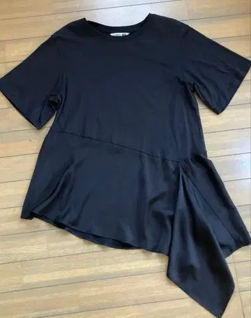 UNIQLO JW 앤더슨 밑단 절개 티셔츠 네이비 L 사이즈 새상품급