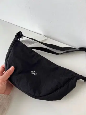 alo 블랙 하프문 숄더백