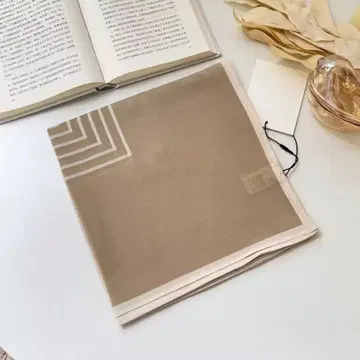 TOTEME 베이지 스트라이프 쉬폰 스카프