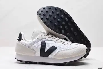 VEJA 화이트/블랙 스니커즈