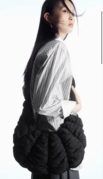 COS RIPPLE CROSSBODY 코스 크로스바디 백