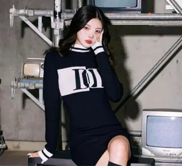 다리치 자카드 로고 니트 미니 원피스 BLK