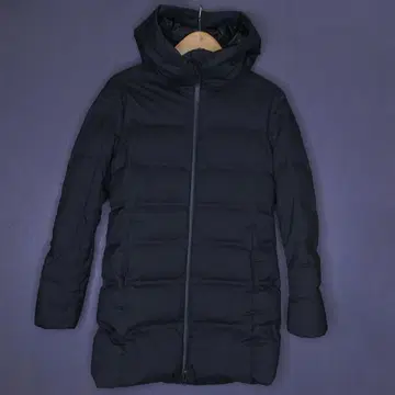 유니클로 심리스 다운 코트 M 블랙 발수 방풍