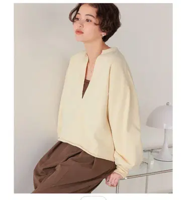 미사용 새상품 titivate 깊은 V넥 맨투맨 풀오버 M 크림