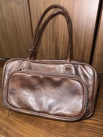 moussy 브라운 가로형 백 지퍼 포켓 부착