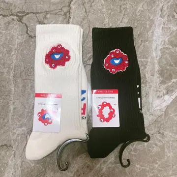 미야쿠미야쿠 여성용 양말 블랙 화이트