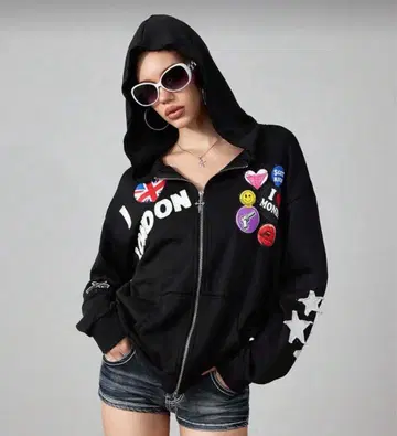 패치 포함 블랙 후드티 와펜