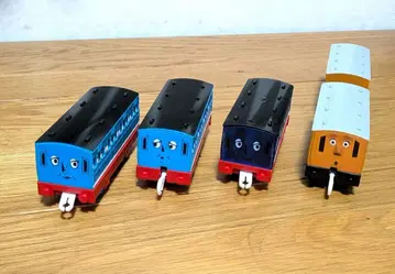 토마스 프라레일 4량 세트와 토미카 미니카