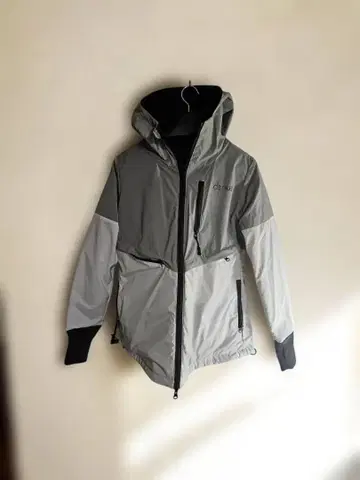 후드 부착 그레이와 블랙 자켓