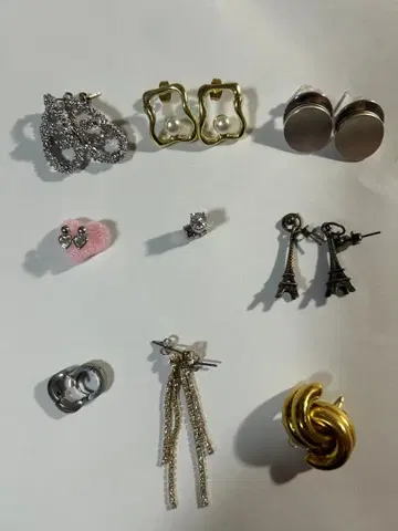 다양한 디자인의 귀걸이 9세트