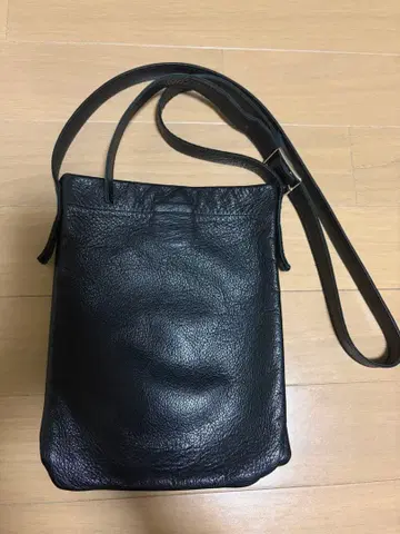 PUBLIC TOKYO 블랙 가죽 숄더백