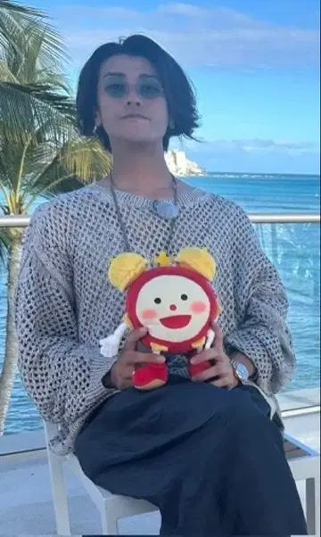 아카니시 진 착용 니트