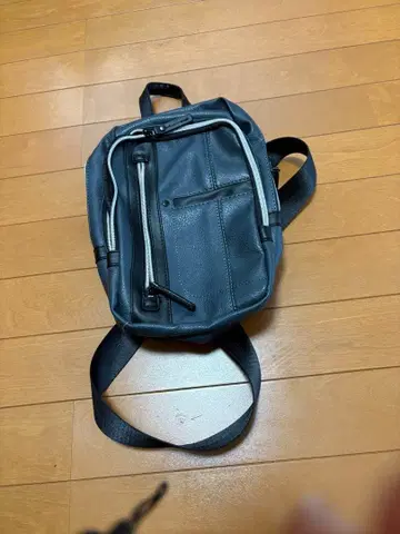 그레이 비닐 숄더백