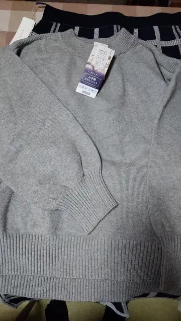 새상품 그레이 니트 스웨터와 네이비 체크 무늬 스커트 4L