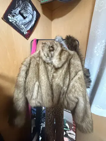 베이지 퍼 크롭 자켓